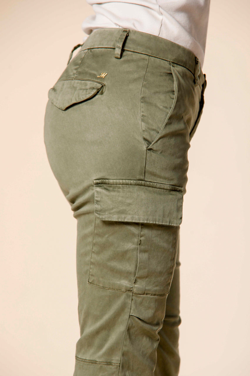 Image 2 du pantalon cargo ur femme en satin stretch couleur vert modèle Chile City de Mason's