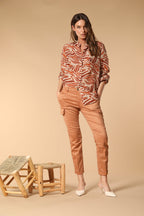 Chile City pantalón cargo muejr en gabardina slim fit 