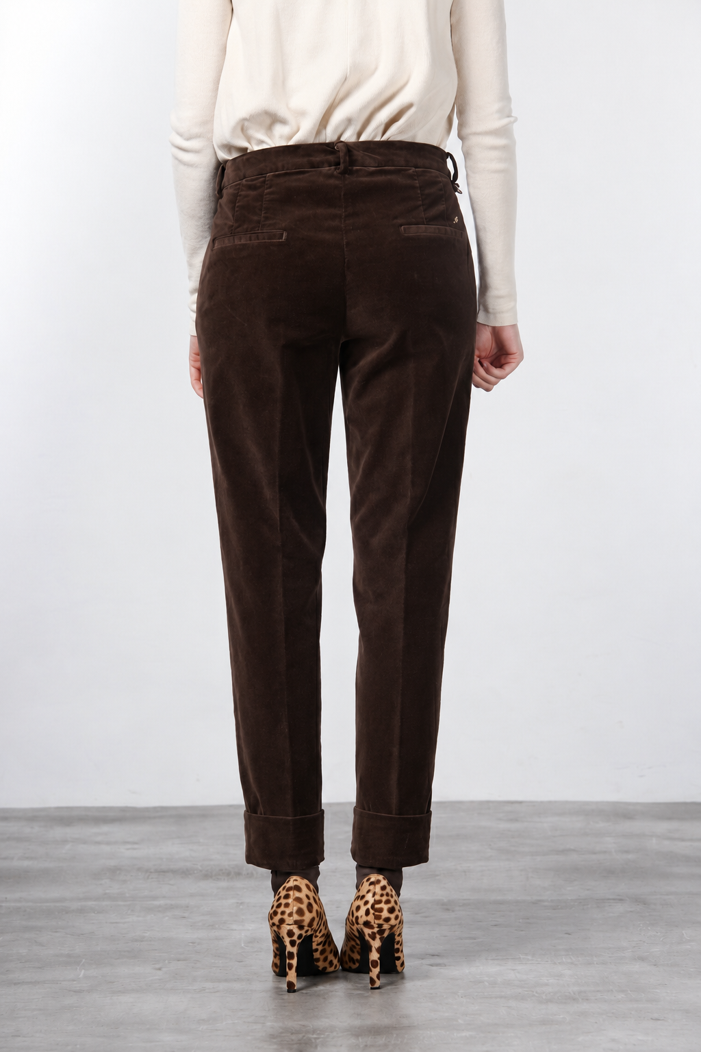 New York Carrot women’s chino pants in smooth velvet with carrot fit ①
