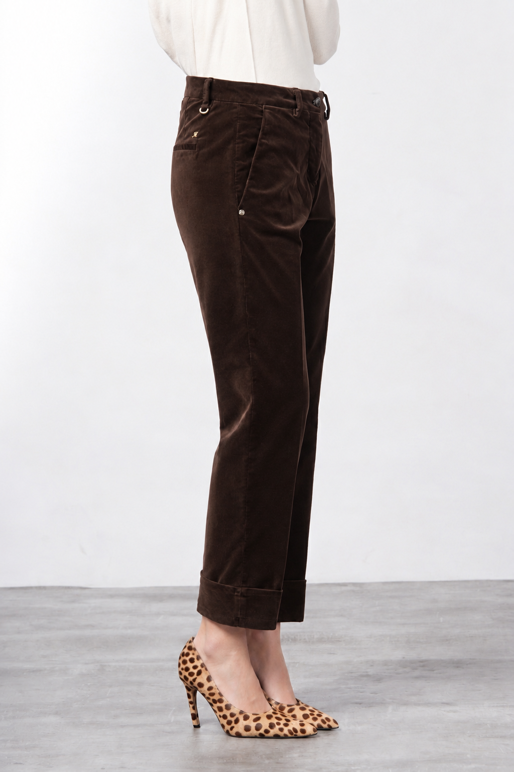 New York Carrot women’s chino pants in smooth velvet with carrot fit ①
