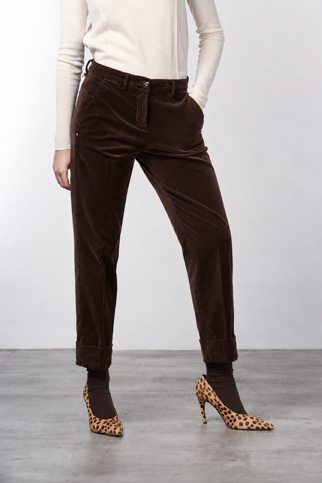 New York Carrot women’s chino pants in smooth velvet with carrot fit ①

