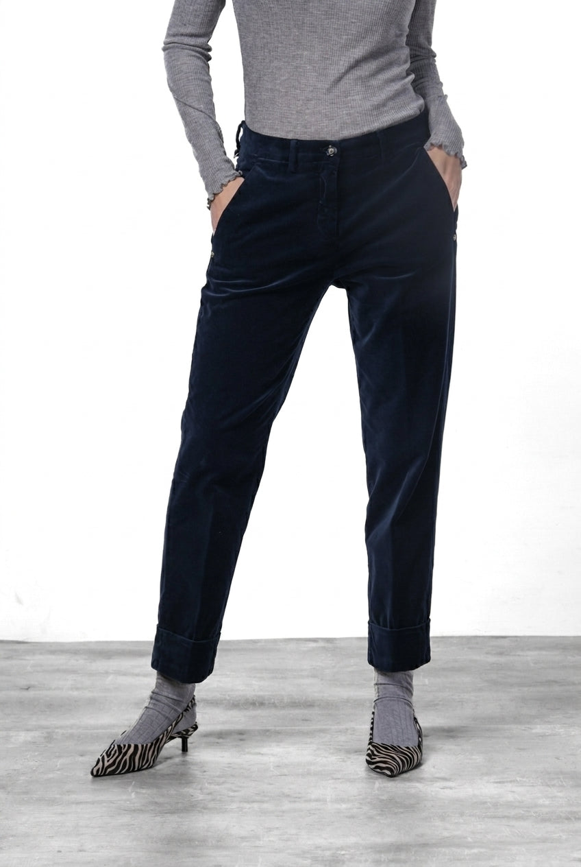 New York Carrot women’s chino pants in smooth velvet with carrot fit ①
