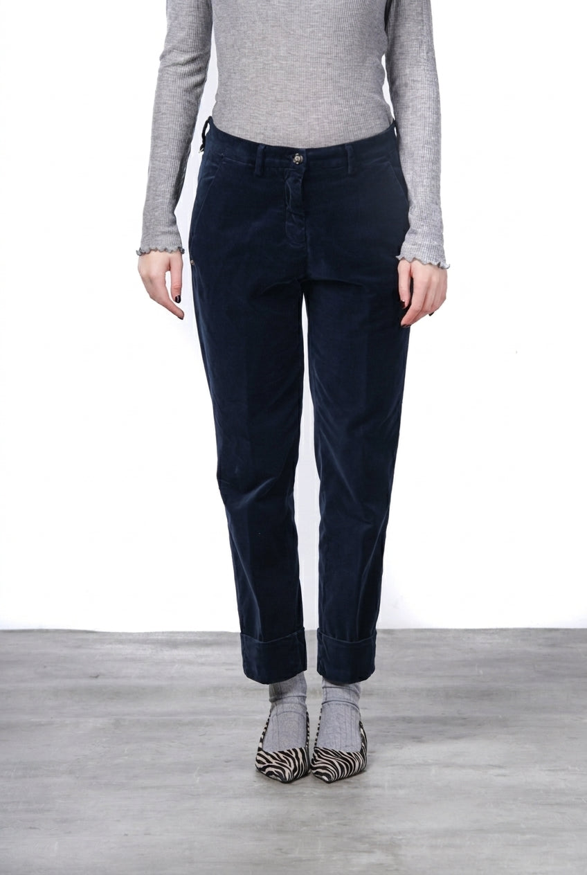 New York Carrot women’s chino pants in smooth velvet with carrot fit ①
