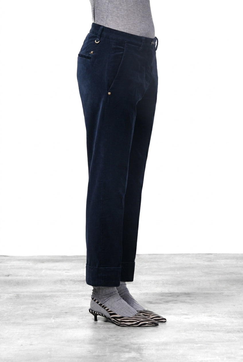New York Carrot women’s chino pants in smooth velvet with carrot fit ①
