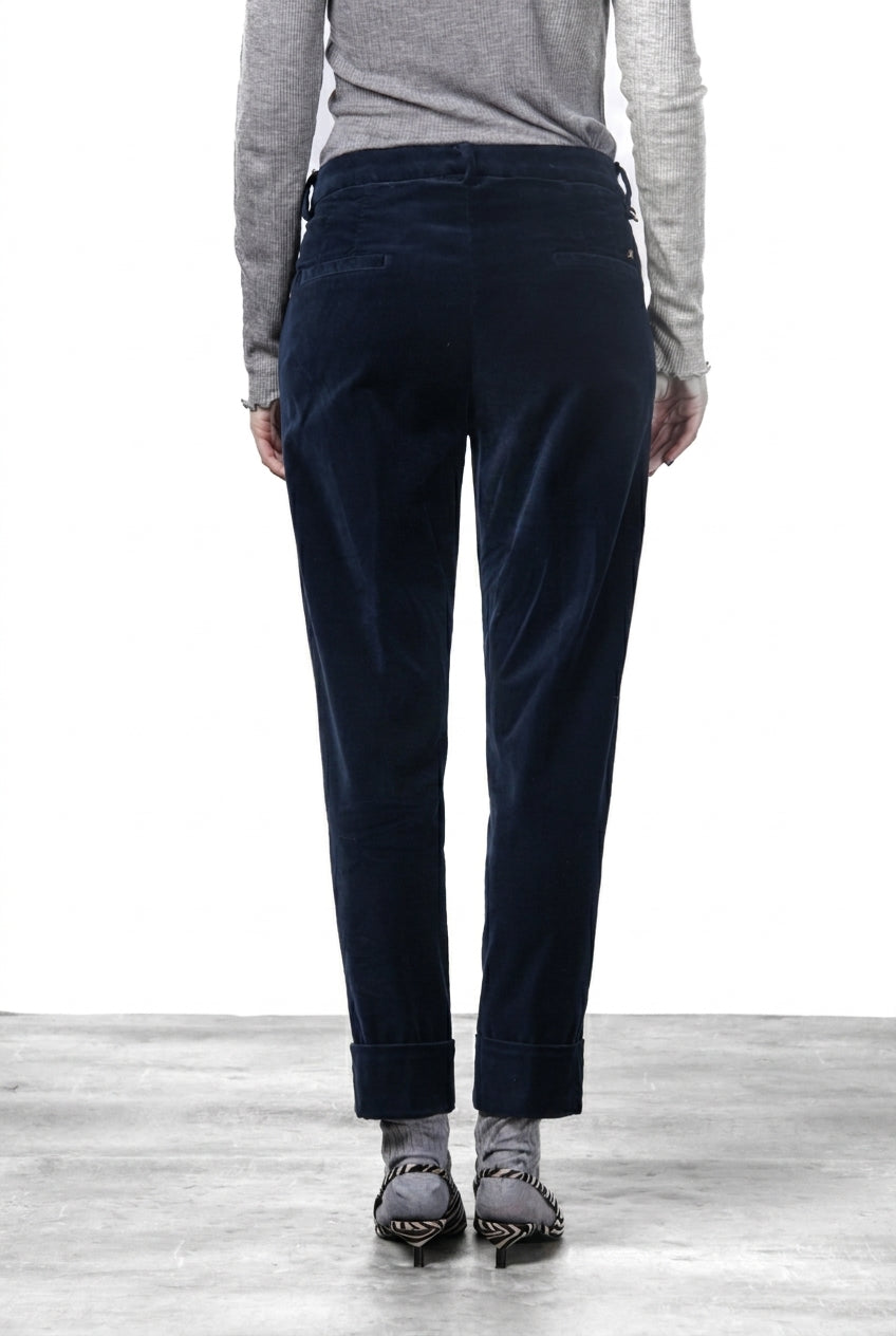 New York Carrot women’s chino pants in smooth velvet with carrot fit ①
