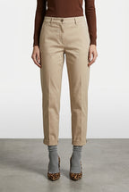 New York Carrot pantalón chino de mujer en gabardina de algodón y lana carrot fit ①

