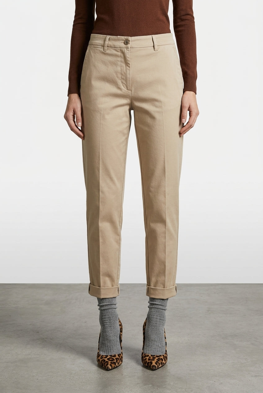 New York Carrot pantalón chino de mujer en gabardina de algodón y lana carrot fit ①
