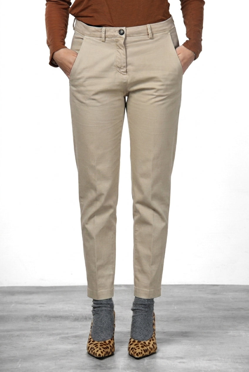 New York Carrot pantalón chino de mujer en gabardina de algodón y lana carrot fit ①
