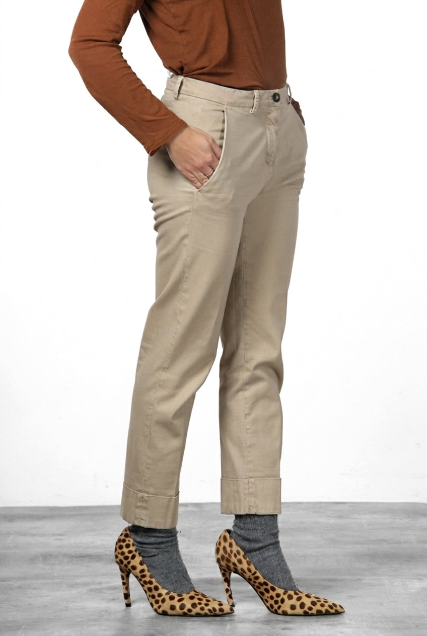 New York Carrot pantalón chino de mujer en gabardina de algodón y lana carrot fit ①
