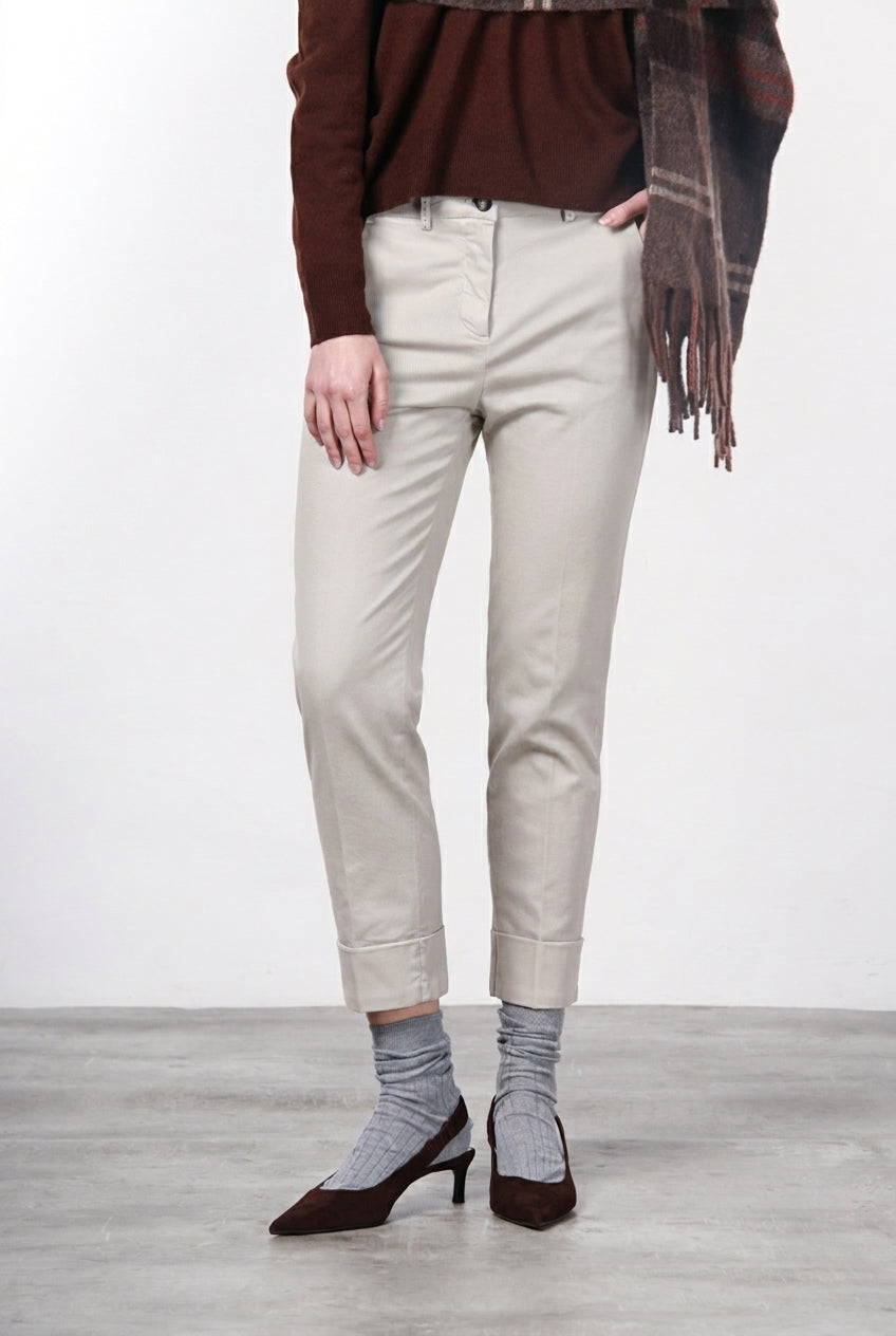 New York Carrot women’s chino pants in cotton and wool gabardine with carrot fit ①
