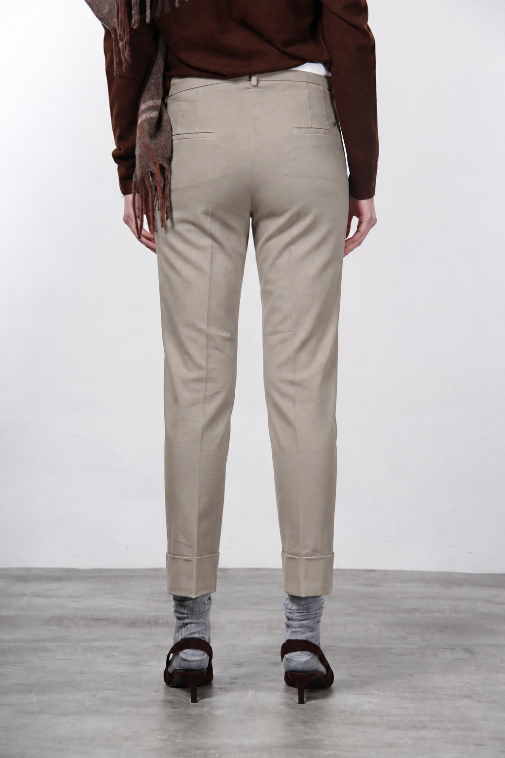 New York Carrot pantalon chino femme en gabardine de coton et laine carrot fit ①
