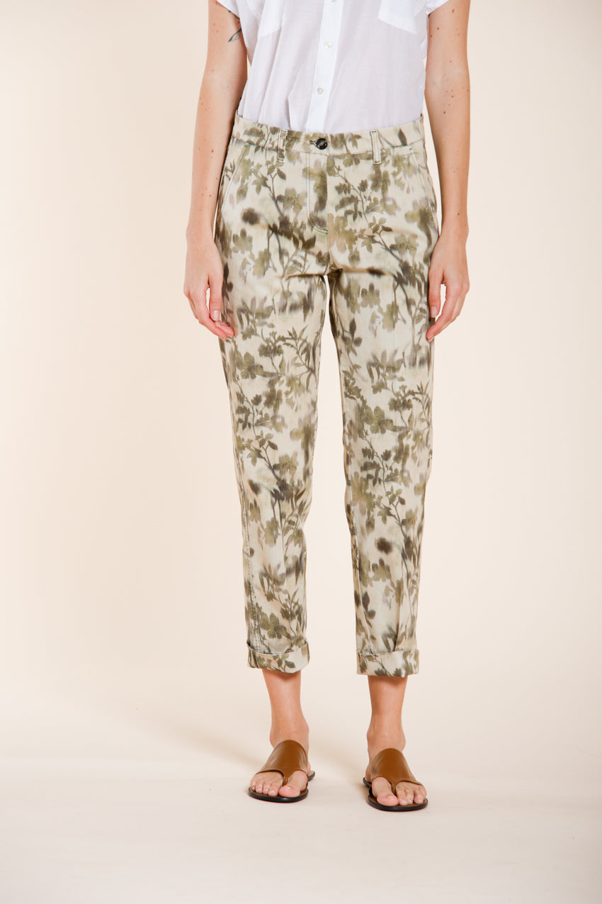 Marlene pantalón chino mujer en gabardina estampado hojas carrot fit