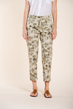 Marlene pantalón chino mujer en gabardina estampado hojas carrot fit