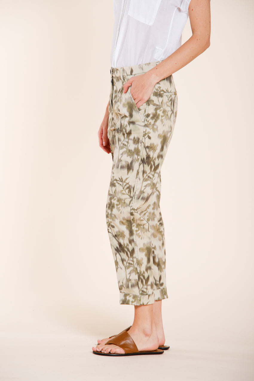 Marlene pantalón chino mujer en gabardina estampado hojas carrot fit