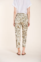 Marlene pantalón chino mujer en gabardina estampado hojas carrot fit