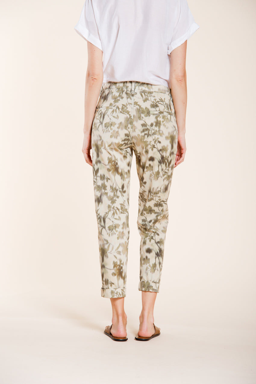Marlene pantalón chino mujer en gabardina estampado hojas carrot fit