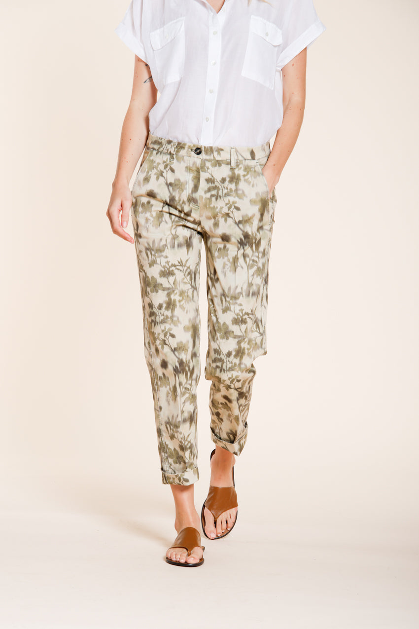 Marlene pantalón chino mujer en gabardina estampado hojas carrot fit