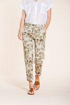 Marlene pantalón chino mujer en gabardina estampado hojas carrot fit