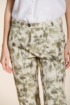 Marlene pantalón chino mujer en gabardina estampado hojas carrot fit