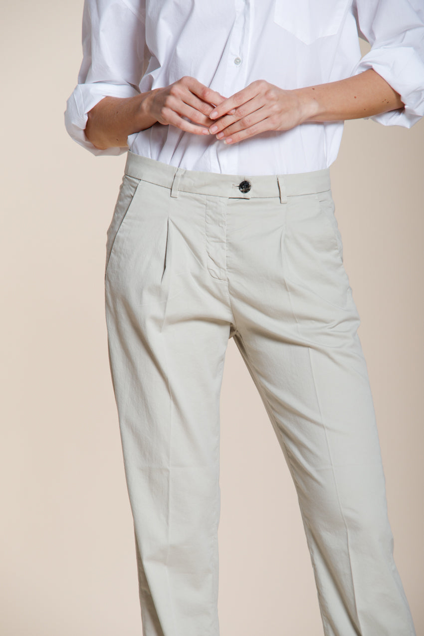 New York Carrot Sartoriale 1 Pince pantalon chino femme en satin de coton et soie carrot fit ①
