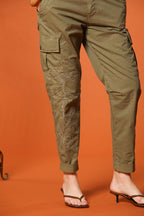 Judy Archivio pantalone cargo donna in twill di cotone stretch con ricamo relaxed fit