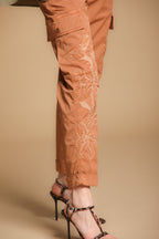 Judy Archivio pantalone cargo donna in twill di cotone stretch con ricamo relaxed fit
