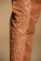 Judy Archivio pantalone cargo donna in twill di cotone stretch con ricamo relaxed fit