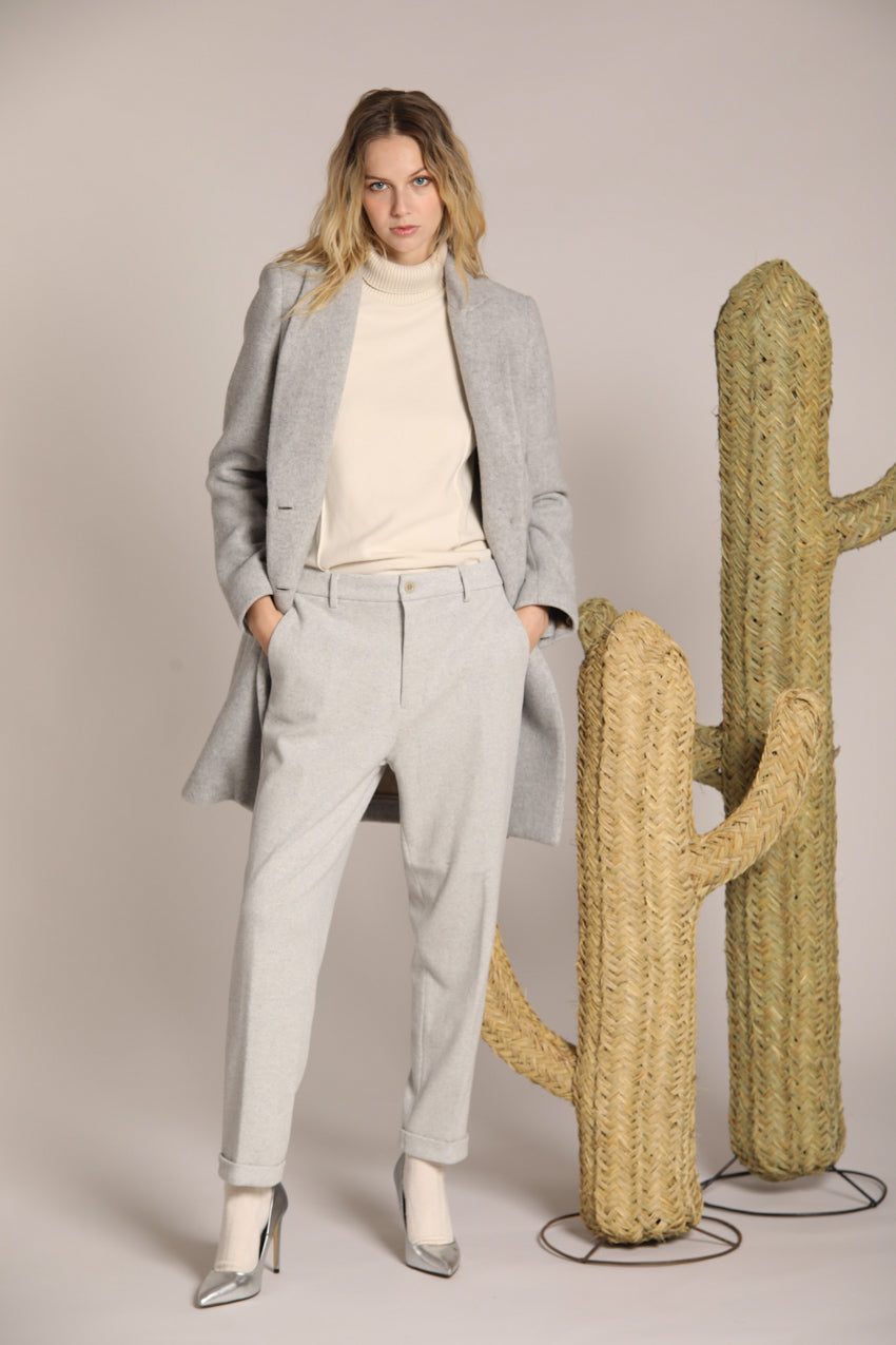 immagine 2 di pantalone chino donna modello New York Cozy di colore grigio chiaro fit relaxed di mason's