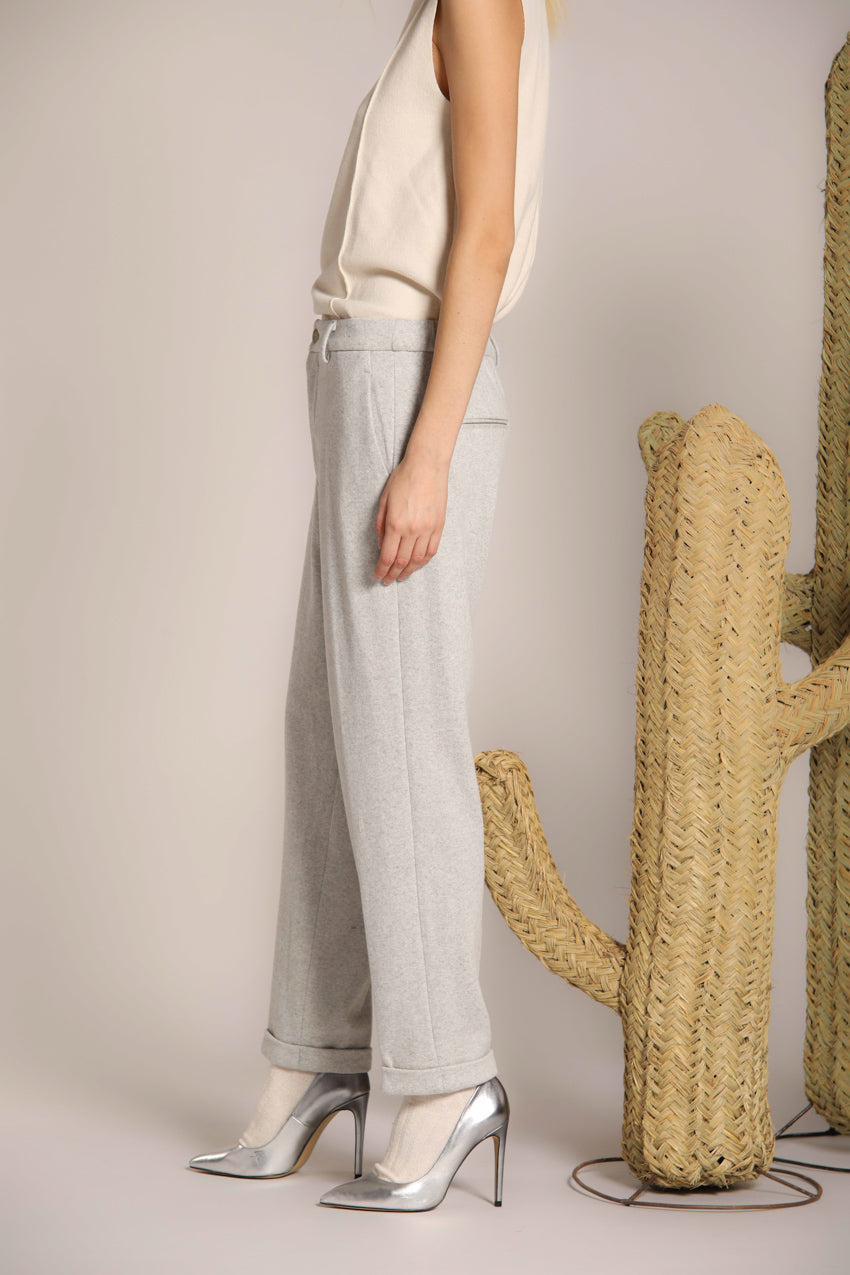 immagine 3 di pantalone chino donna modello New York Cozy di colore grigio chiaro fit relaxed di mason's