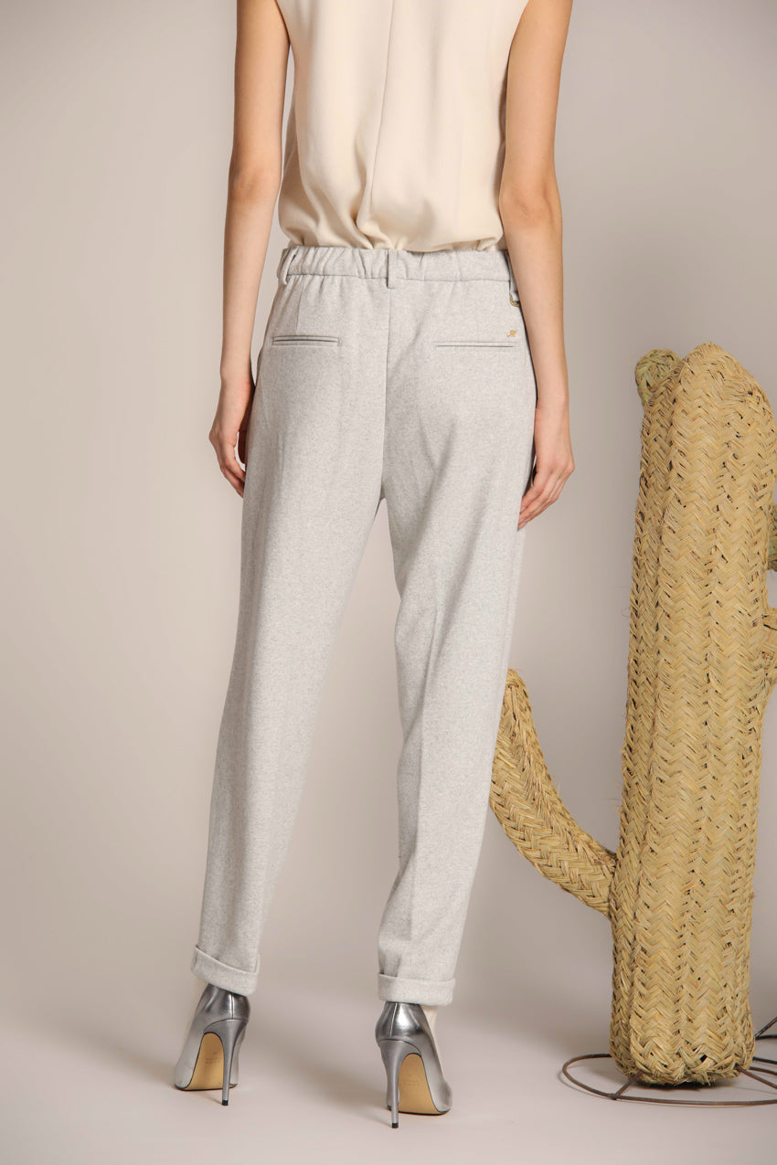 immagine 5 di pantalone chino donna modello New York Cozy di colore grigio chiaro fit relaxed di mason's