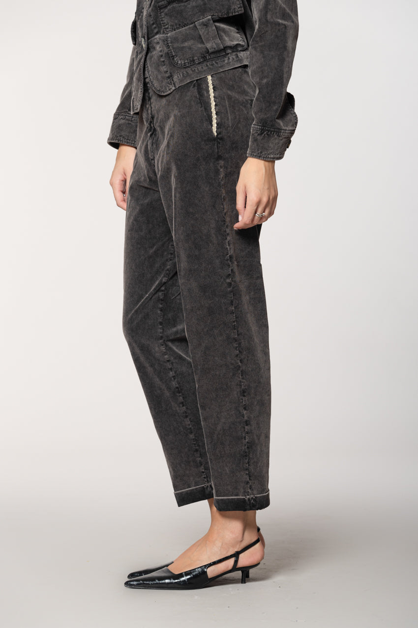 New York Cozy women’s chino pants in 1000-wale velvet carrot fit