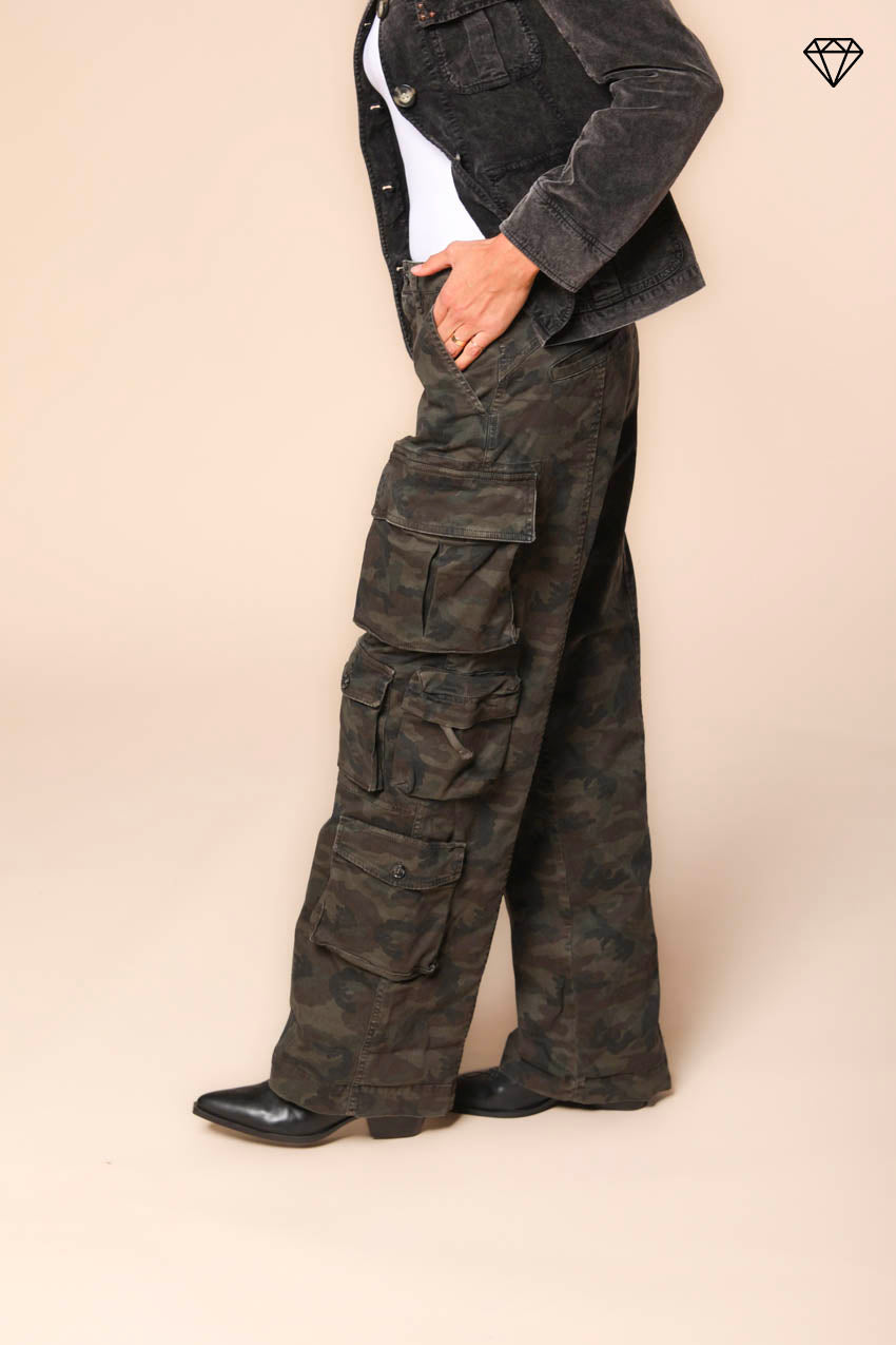 Immagine 4 pantalone cargo donna in raso con stampa mimetica modello New Hunter straight fit