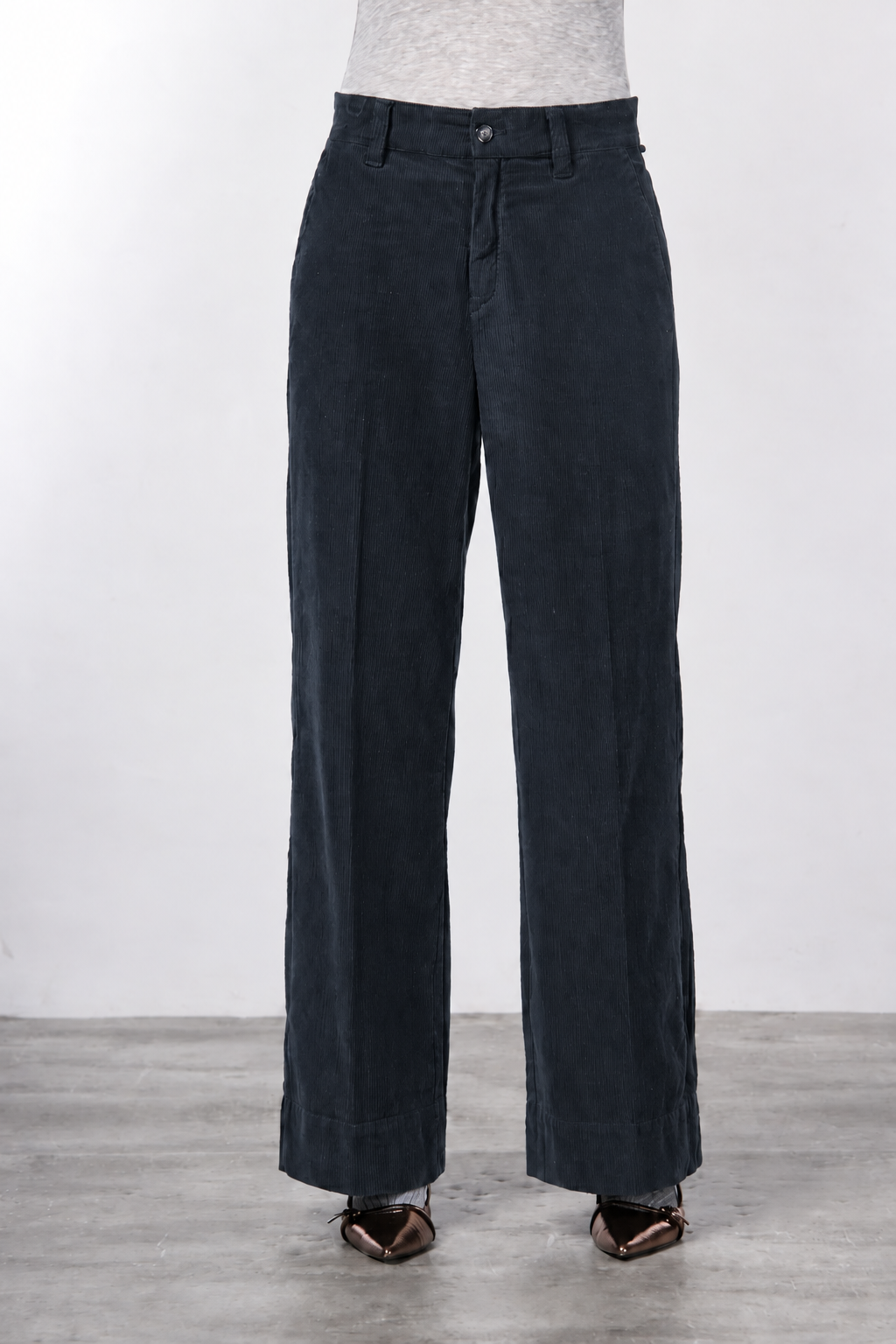 New York Wide women’s chino pants in 500-wale velvet with wide leg
