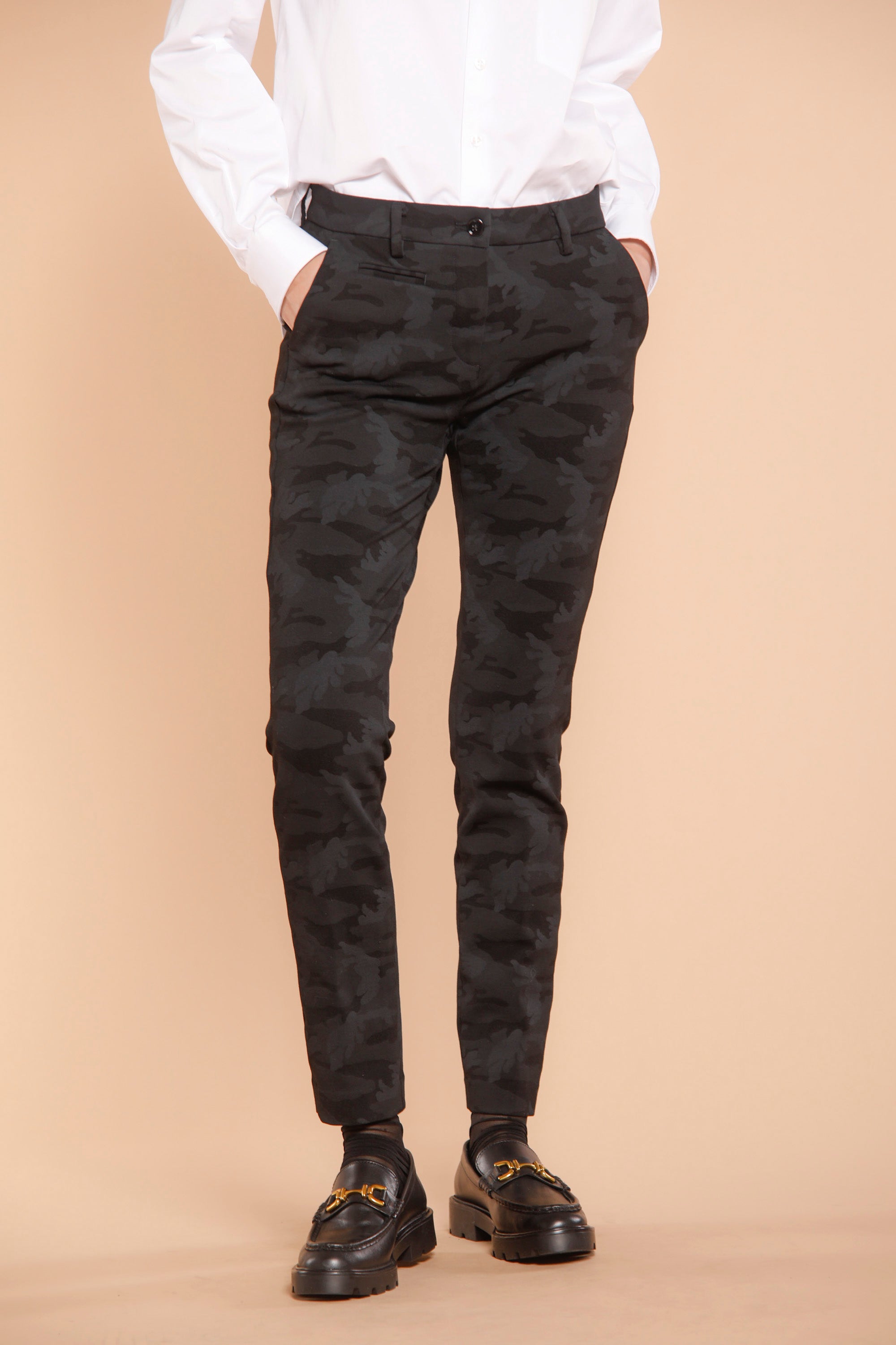 New York Slim women's chino pants in jersey with camouflage print ①