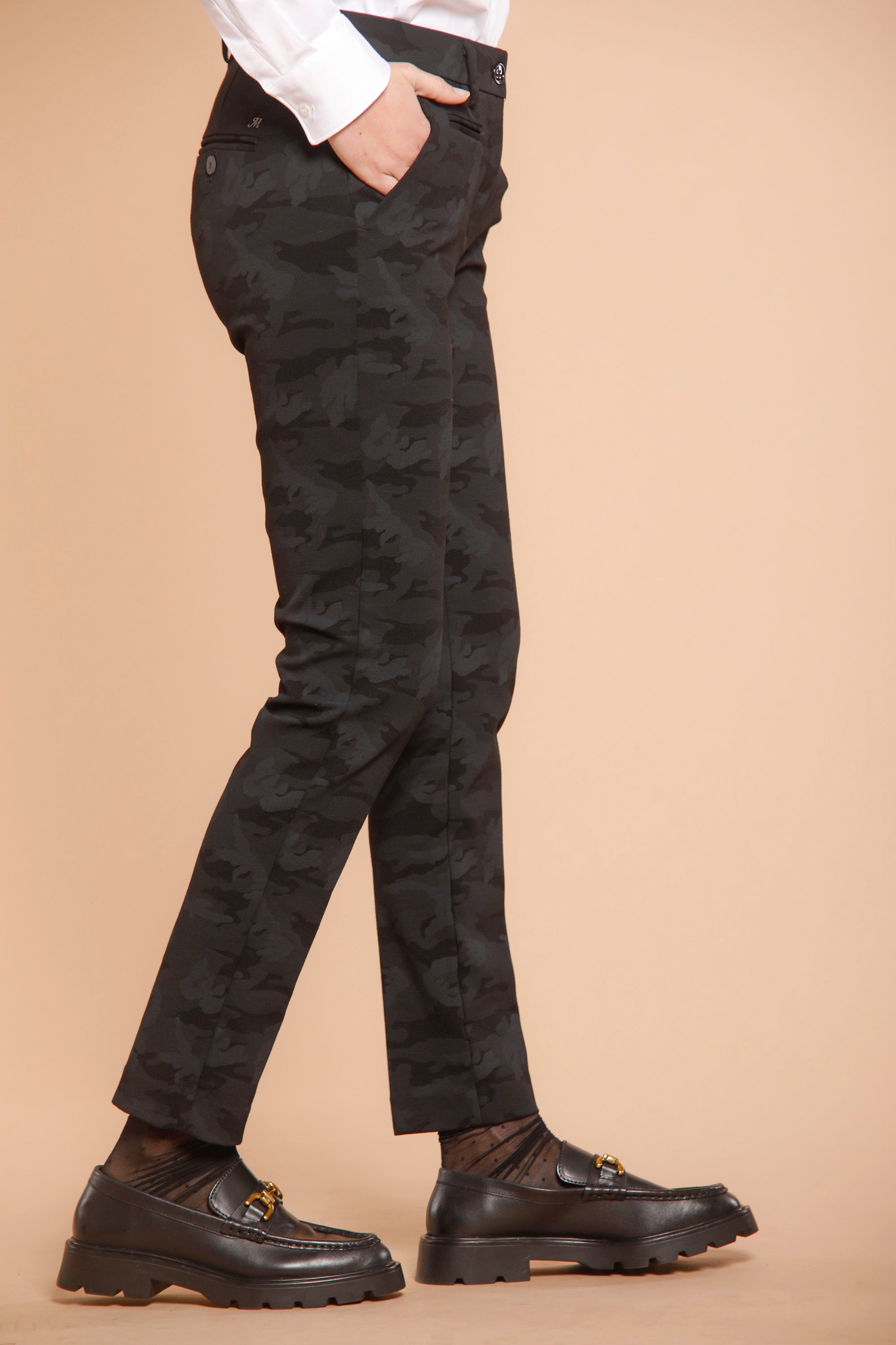 New York Slim Damen Chino Hose aus Jersey mit Camouflage Muster ①.