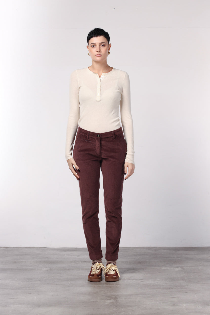 New York Slim Chinohose für Damen aus breit geripptem Samt mit slim fit ①