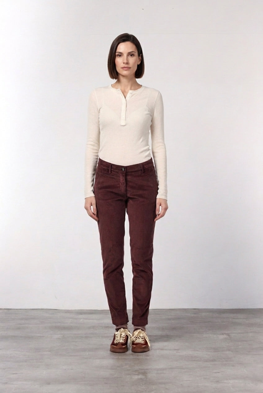 New York Slim Chinohose für Damen aus breit geripptem Samt mit slim fit ①