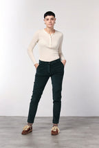 New York Slim pantalón chino de mujer en terciopelo de pana ancha slim fit ①
