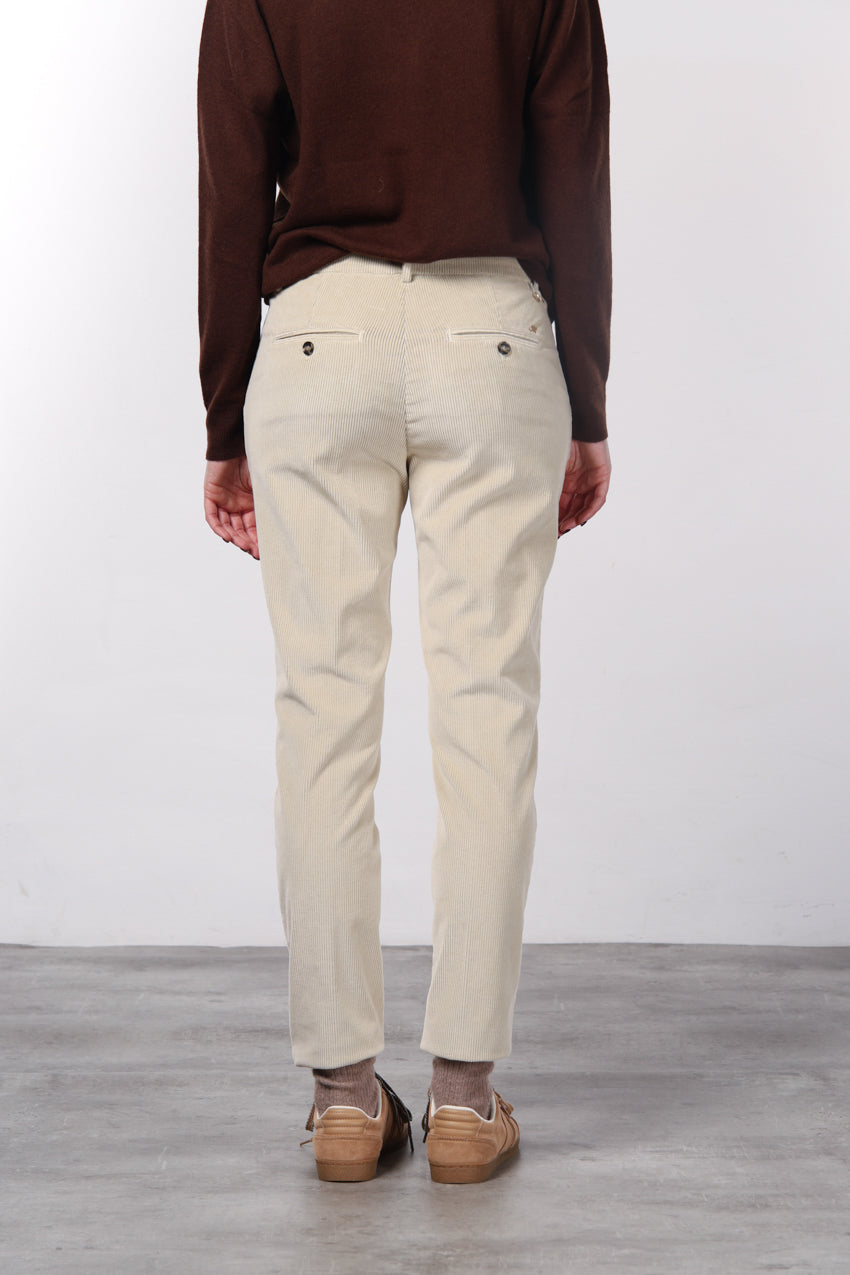 New York Slim Chinohose für Damen aus breit geripptem Samt mit slim fit ①
