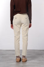 New York Slim Chinohose für Damen aus breit geripptem Samt mit slim fit ①
