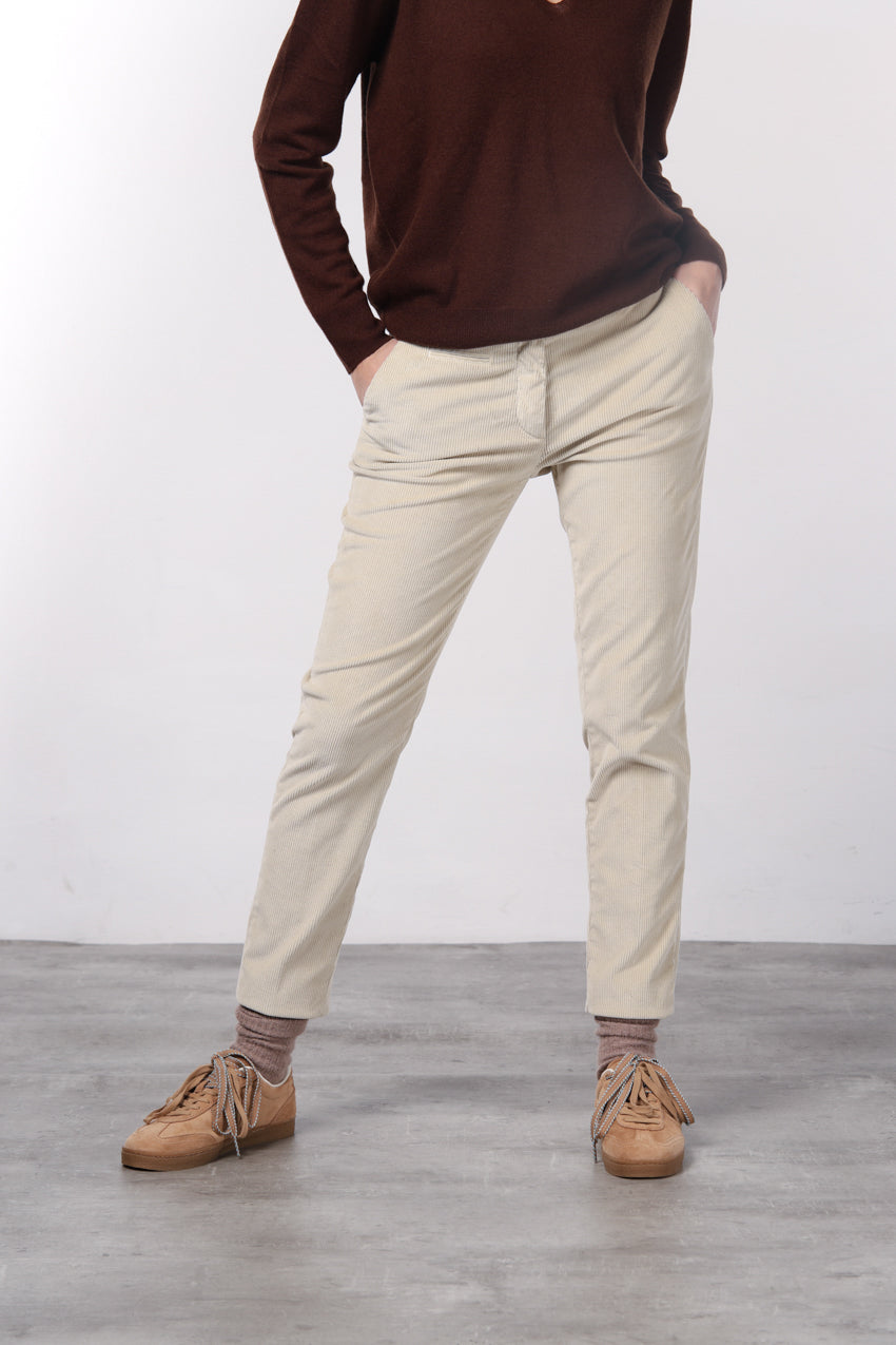 New York Slim Chinohose für Damen aus breit geripptem Samt mit slim fit ①
