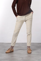 New York Slim Chinohose für Damen aus breit geripptem Samt mit slim fit ①
