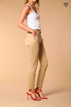 Immagine 3 di pantalone chino donna in raso stretch modello New York Slim slim fit 