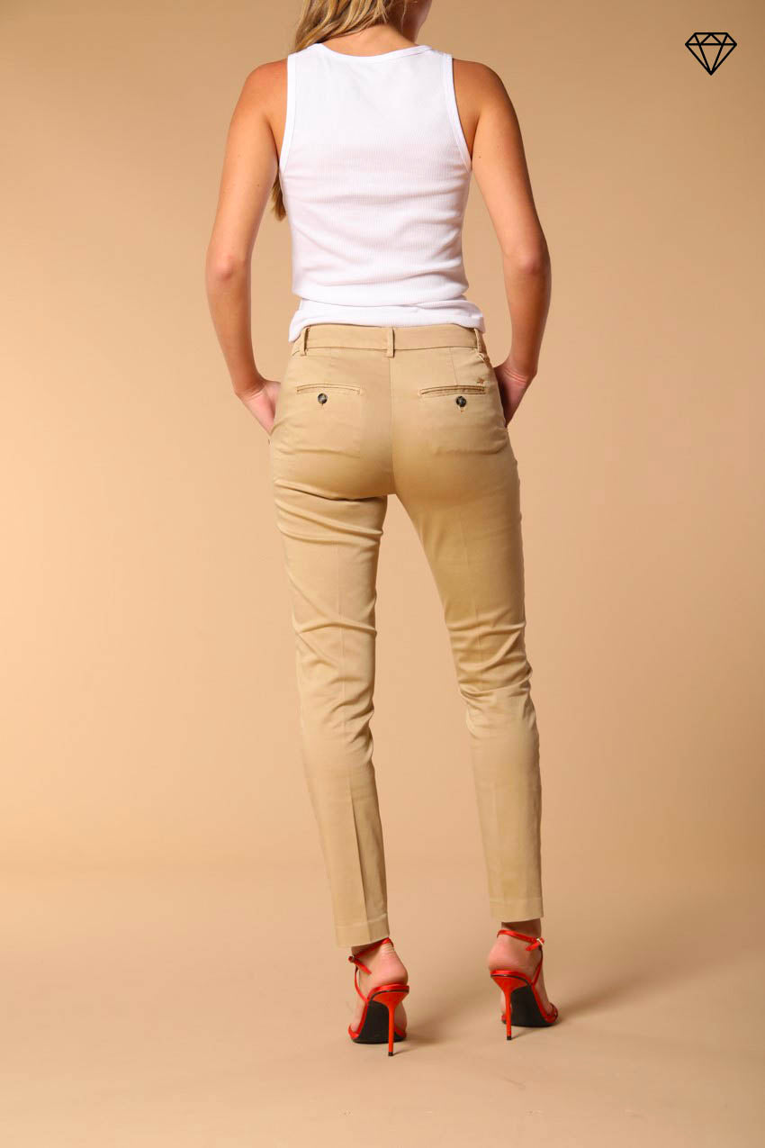 Immagine 4 di pantalone chino donna in raso stretch modello New York Slim slim fit