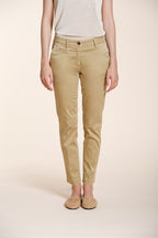 New York Slim pantalón chino mujer en satén stretch slim fit ①