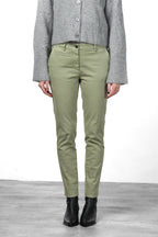 New York Slim pantalone chino donna in raso slim fit ①