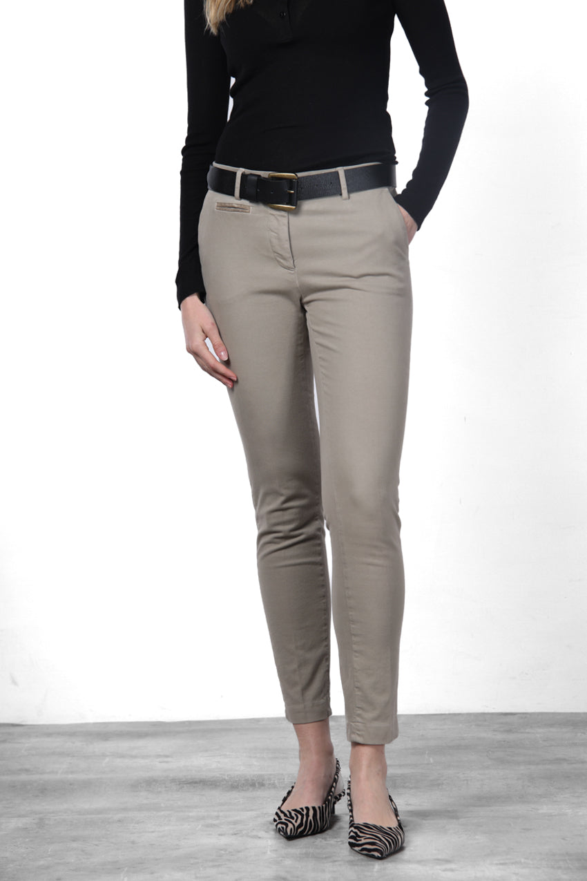 New York Slim pantalón chino de mujer en raso slim fit ①
