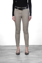 New York Slim pantalón chino de mujer en raso slim fit ①
