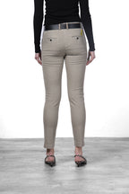 New York Slim pantalón chino de mujer en raso slim fit ①
