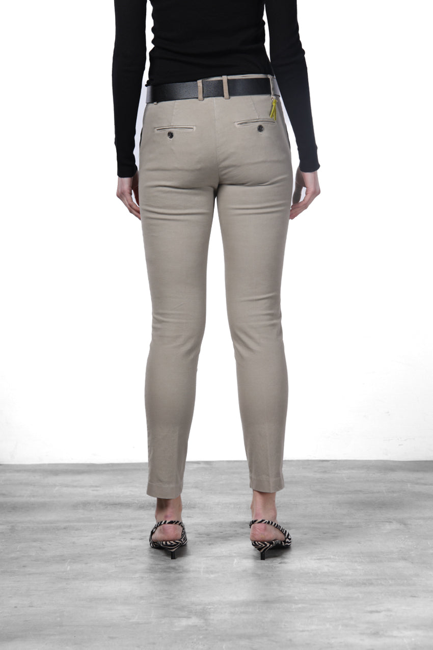 New York Slim pantalón chino de mujer en raso slim fit ①
